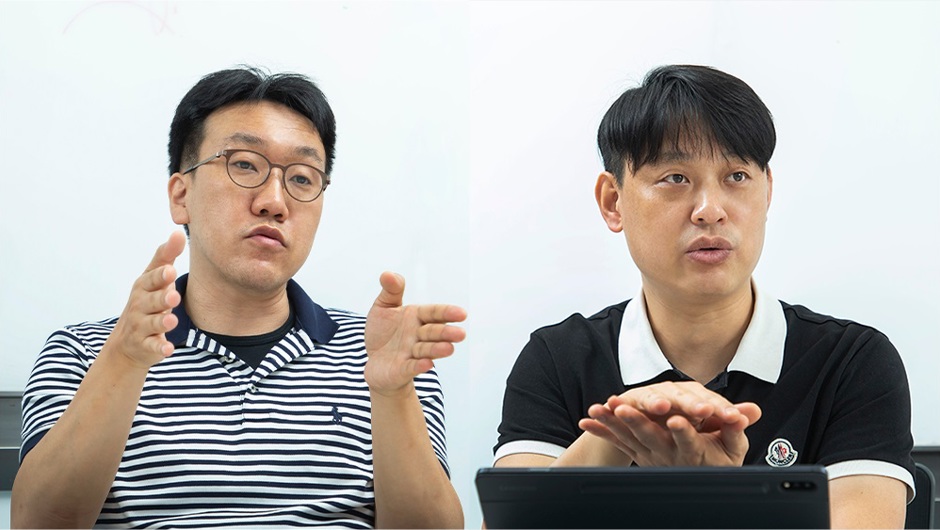 Sungsoo Choi (left) from the Semiconductor R&D Center and Myoungoh Ki from the Advanced Sensor Development Team in Samsung Electronics’ System LSI business that developed the ISOCELL HP3.